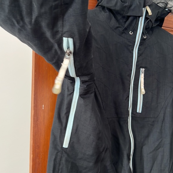 Oakley Women’s Snowboarding Jacket - Picture 3 of 7